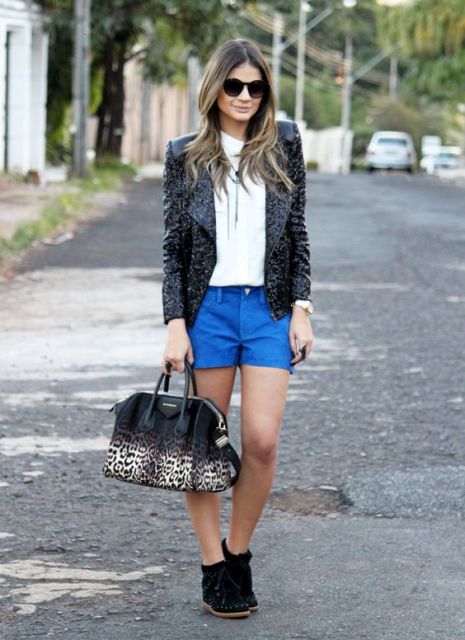 With white shirt, leather jacket, black boots and printed big bag