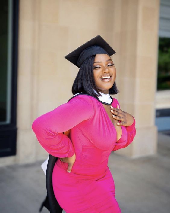 a hot pink dress with a deep neckline, long sleeves and a black hat are amazing for a bold and chic graduation look