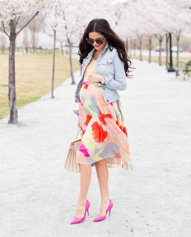 colorful abstract print knee dress, pink shoes and a denim jacket for a girlish look