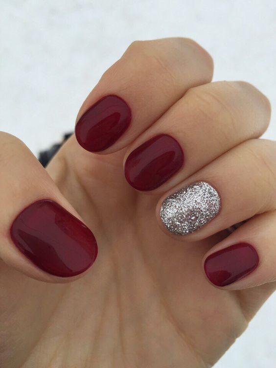 short rounded nails with an accent silver glitter one for winter holidays