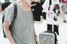 16 a loose grey tee, pinted black and white shorts and a backpack, relaxed rock style