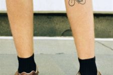 Black-contour tattoo on the right leg