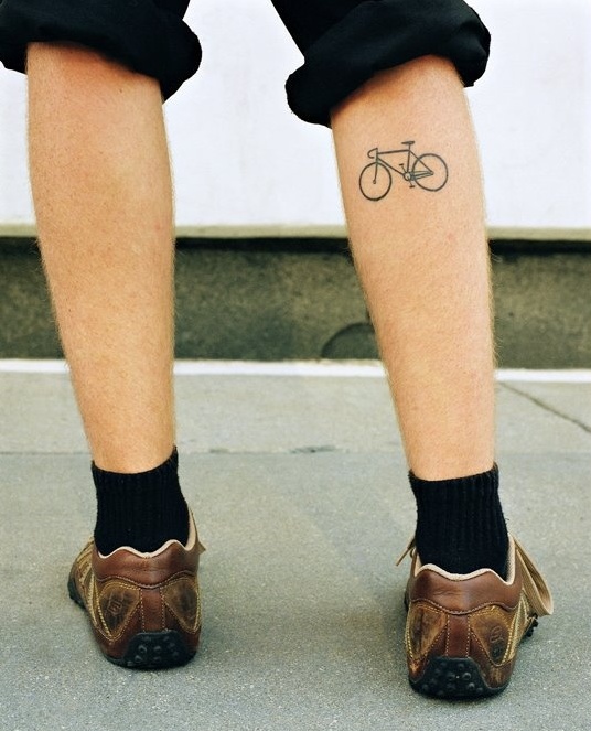 Black-contour tattoo on the right leg