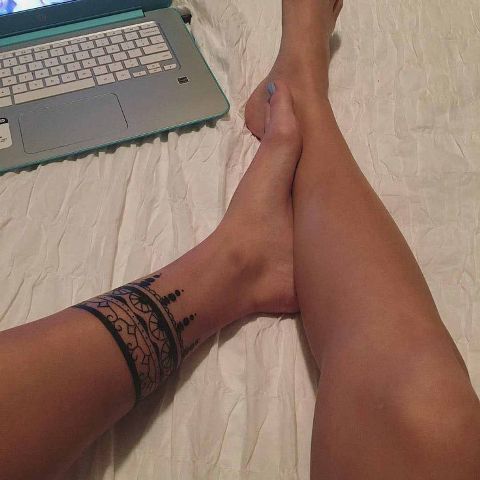 Bracelet tattoo on the left leg