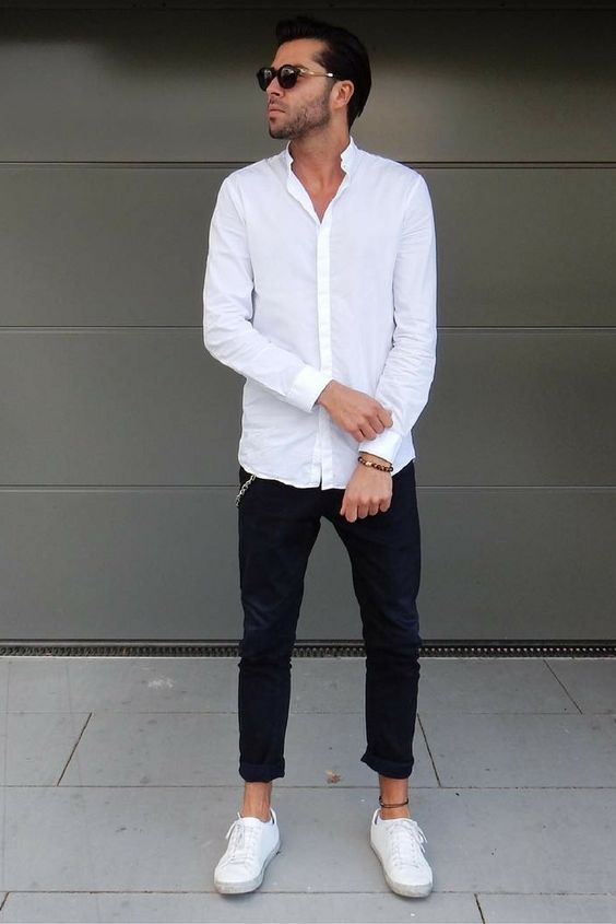 black cropped jeans, a white shirt and white sneakers for a relaxed look