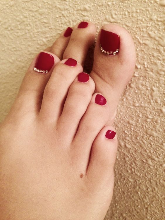 red toe nails with rhinestones on the big nails look elegant and vampire like