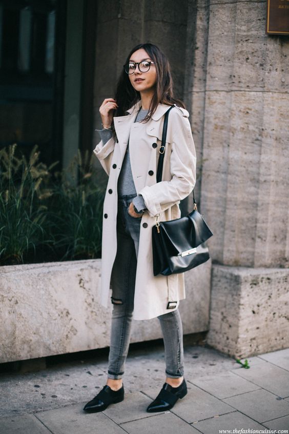 ripped grey jeans, a grey sweater, a neutral trench and black shoes for the fall