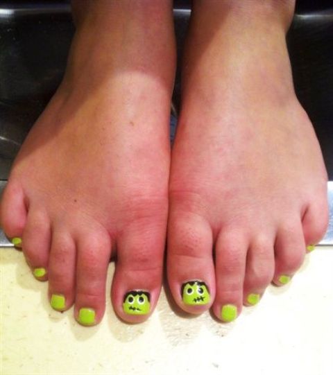 neon green toe nails with Fankenstein accent nails