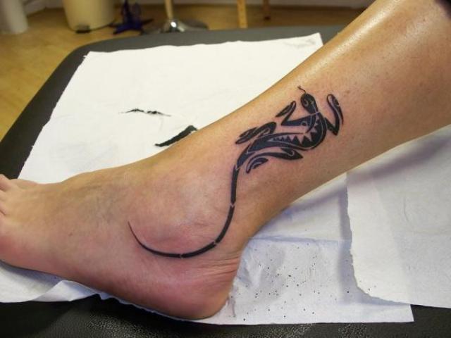 Black lizard tattoo on the ankle