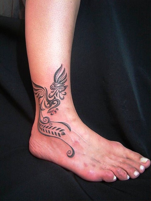 Gorgeous tattoo on the ankle