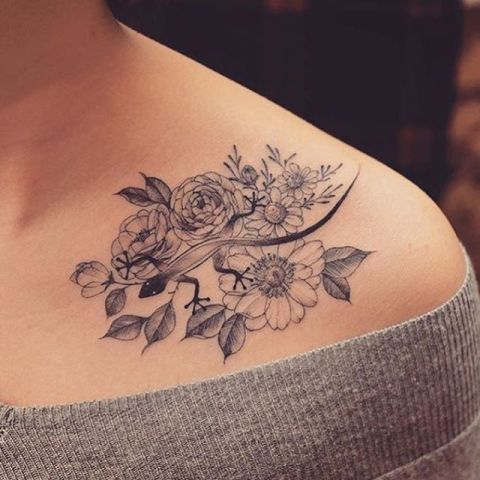 Lizard and flowers tattoo on the shoulder