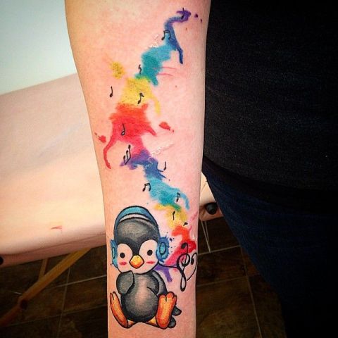 Muzikale pinguïn tatoeage op de onderarm
