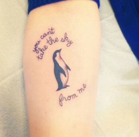 Pinguïn en zin tatoeage op de hand