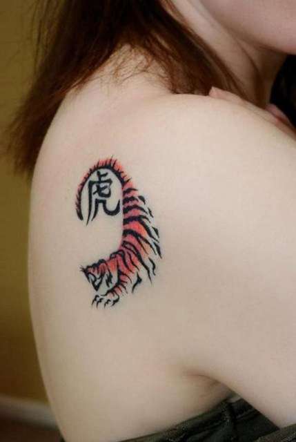 Small tiger tattoo on the shoulder