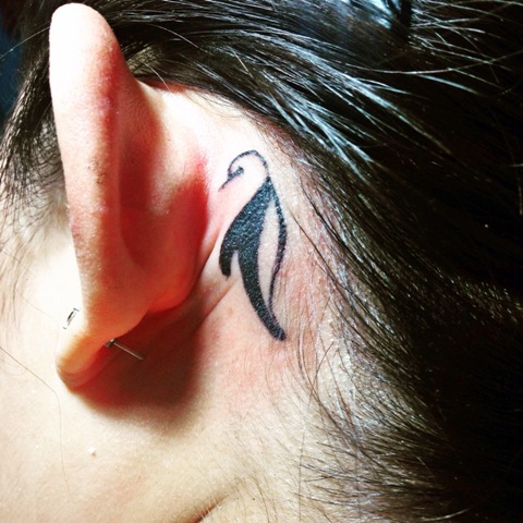 Tribal tattoo achter het oor