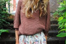 03 a dusty pink sweater with cropped sleeves, a floral mini skirt is a chic combo