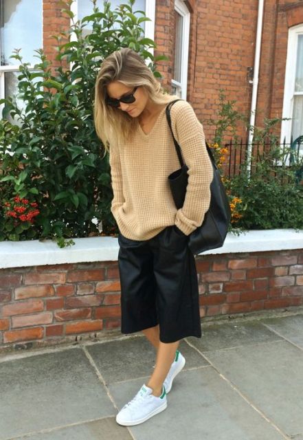 Cozy fall look with oversized sweater, white sneakers and black tote