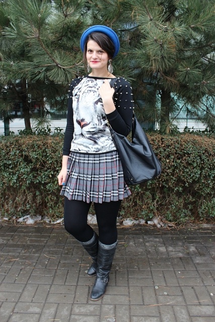 With printed shirt, skirt, black boots and leather bag