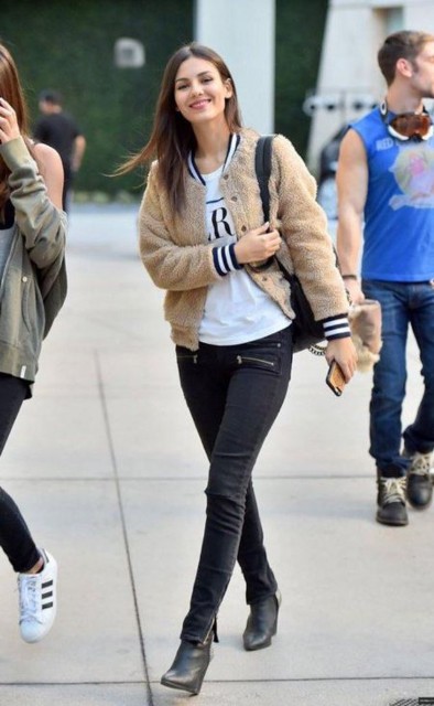 With t-shirt, skinny pants, heeled boots and simple bag