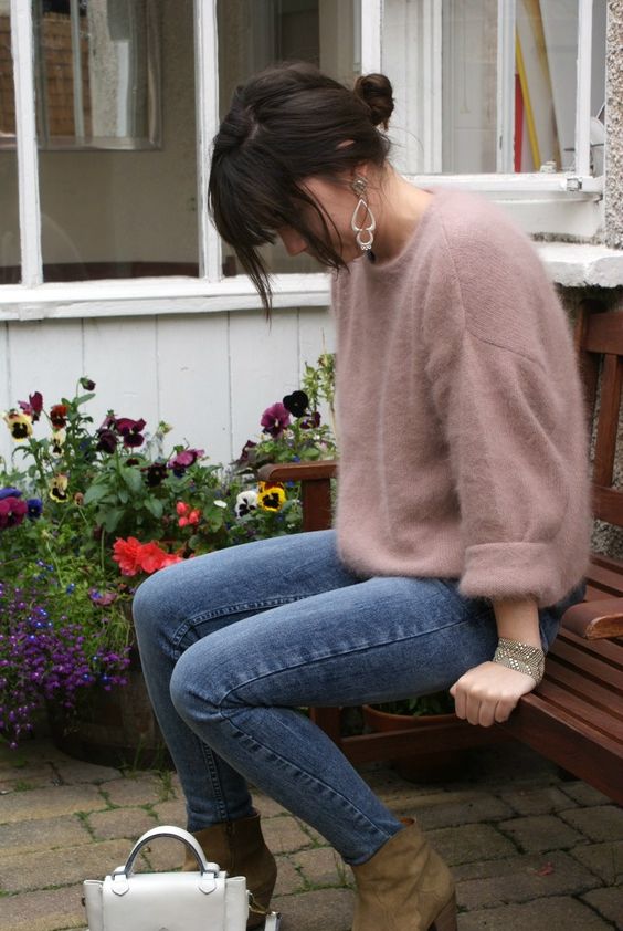 a dusty pink cashmere and angora sweater, blue jeans and beige booties for a nice fall brunch look