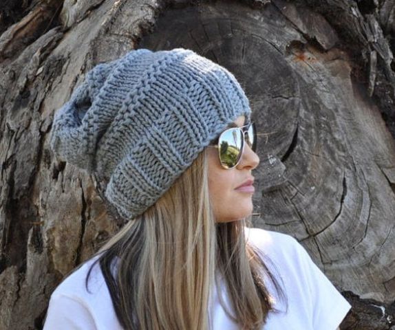 a grey slouchy beanie for a bold and a bit sporty look