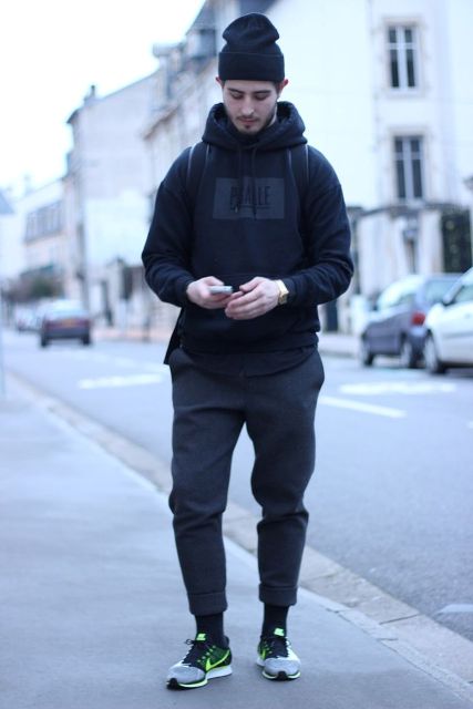 Sporty outfit with a beanie, hoodie, backpack, pants and sneakers