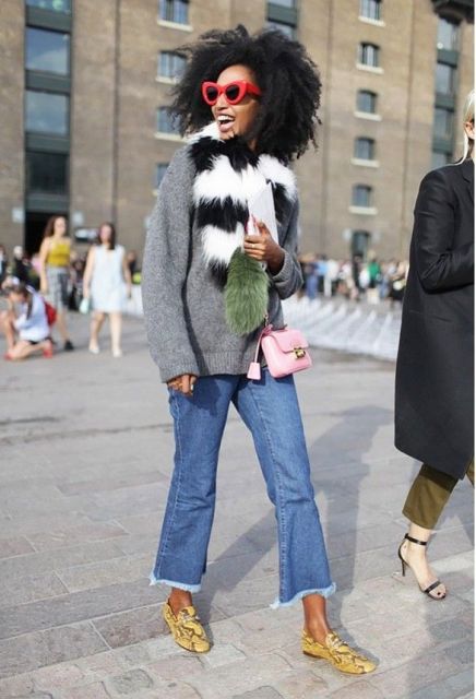 With gray sweater, fur collar, pink mini bag and printed shoes