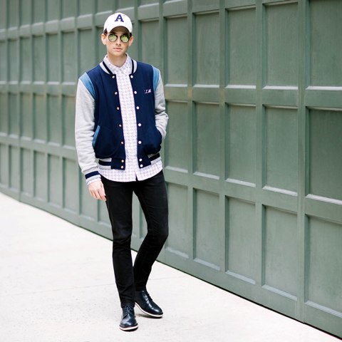 With printed shirt, skinny pants, cap and black shoes