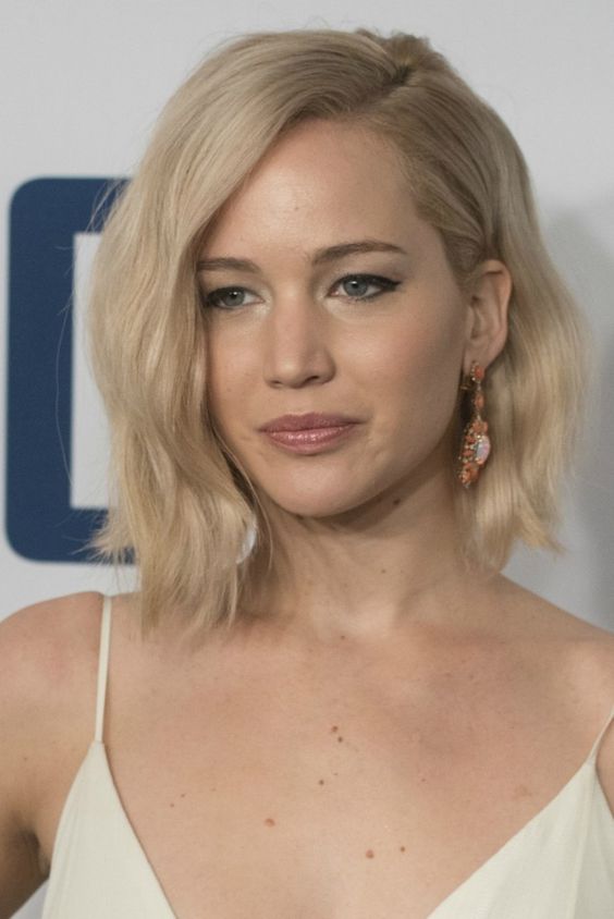messy waves are a chic and sexy idea, and Jennifer Lawrence proved it