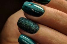 23 forest green nails with an accent glitter finger for a chic and glam Christmas look