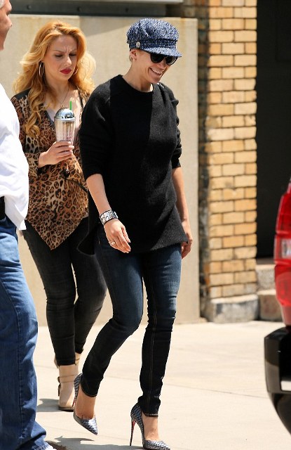 With black shirt, skinny jeans and printed pumps