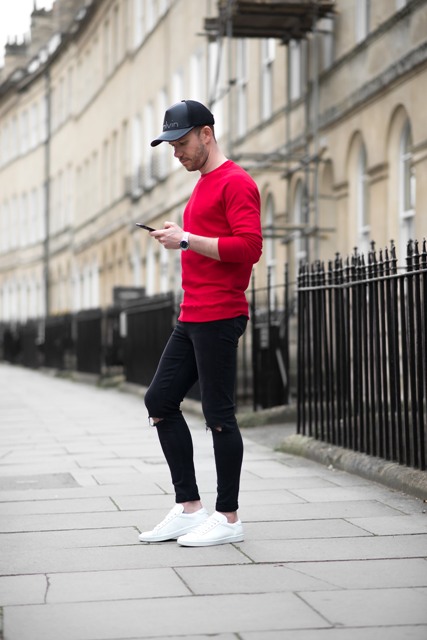 With red shirt, skinny pants and white sneakers