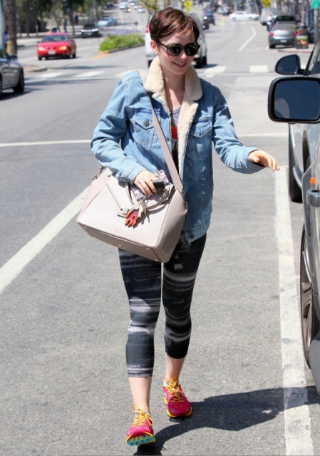 With t-shirt, printed leggings, colorful sneakers and beige bag