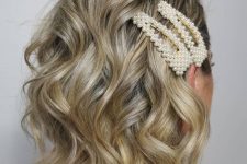 a lovely and easy wavy blonde long bob with pearl hair pins is a cool idea for the holidays, you can make it easily