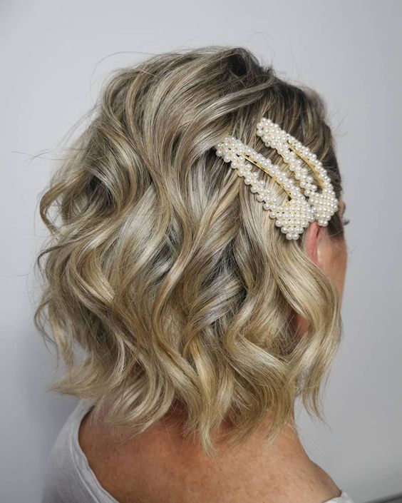 a lovely and easy wavy blonde long bob with pearl hair pins is a cool idea for the holidays, you can make it easily