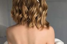 a lovely golden blonde wavy bob with a single pearl hair pin is a gorgeous idea for a wedding, it looks very cool