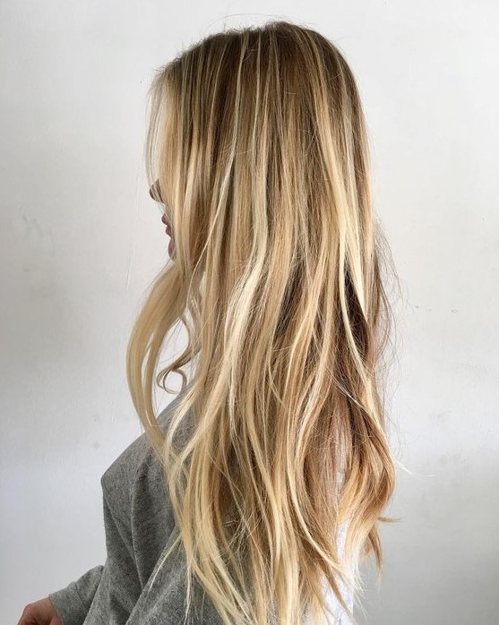 a beautiful and messy blonde balayage with a darker root and waves is a lovely idea for a beach-style look