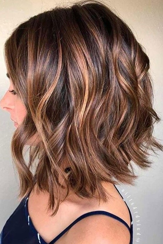 a beautiful long bob with layers, caramel balayage and waves is a very chic and relaxed idea that looks sexy