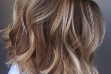 a long bronde bob with waves and blonde highlights, with a lot of volume is a chic and stylish idea to rock