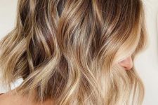 a lovely A-line bronde wavy bob with a blonde money piece is a chic and lovely idea for everyone