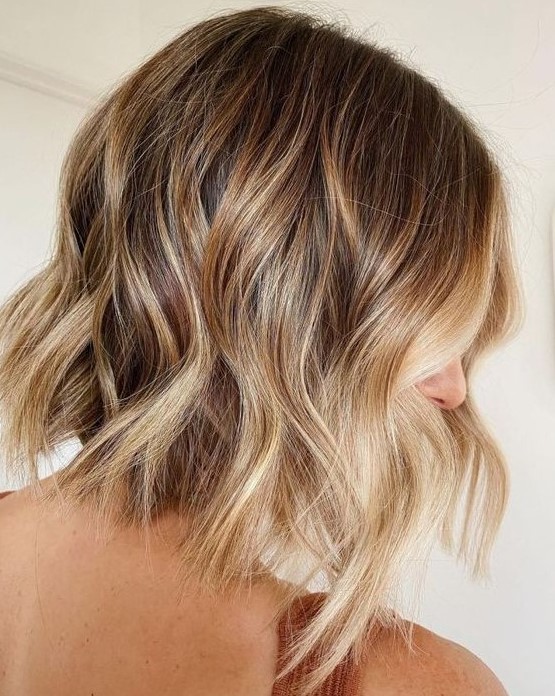 A lovely A line bronde wavy bob with a blonde money piece is a chic and lovely idea for everyone