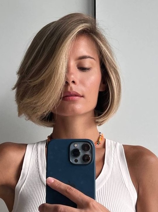an elegant light brow bob with blonde balayage and a blonde money piece is a lovely and soft solution