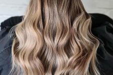 cool beach blonde hair with a bronde base and slight waves looks fantastic and reminds of breeze, ocean and sunshine