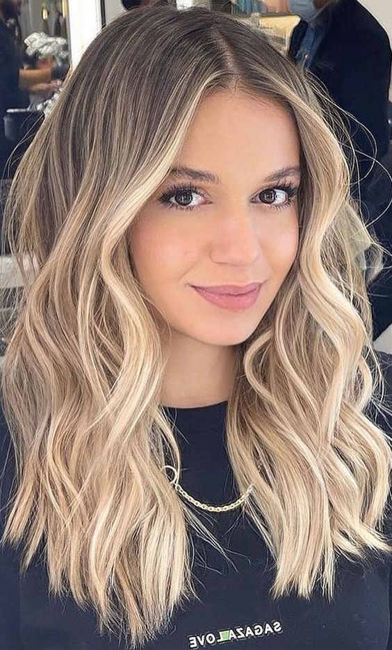 Long wavy hair with blonde balayage, volume and waves is adorable, it looks very chic and very eye catching