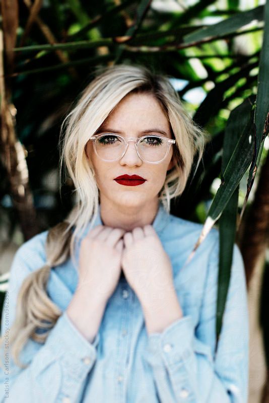 look super trendy and chic in such clear framed glasses with bold lips