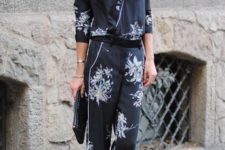 13 stop wearing pyjamas-like outfits to outdoors, this isn’t in trend