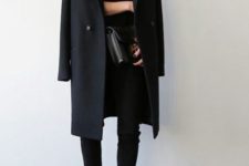 14 black layers is an elegant idea, here jeans, heels, a top and a long coat