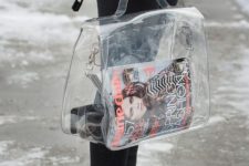 04 a large clear bag is ideal to go to the office, it can accomodate a lot of things