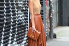 08 a nude top without sleeves, a cognac-colored midi skirt, nude shoes and a cognac bag