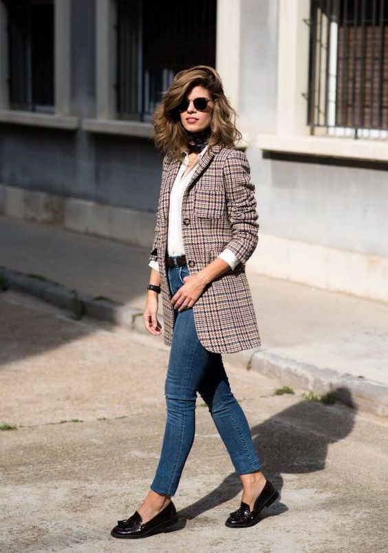 Messy hair girl with ankle denim, white shirt and long checked blazer with beige base – simple but significant